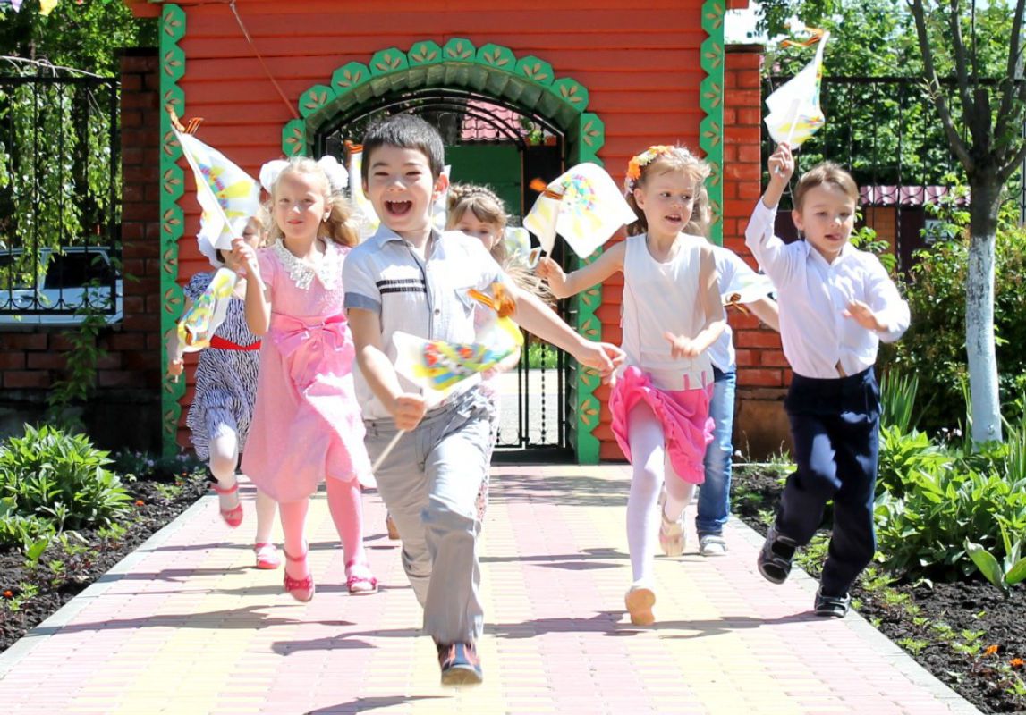 Дети-в-детский-сад-Берёзка-бегут-как-на-праздник-1024x714.jpg